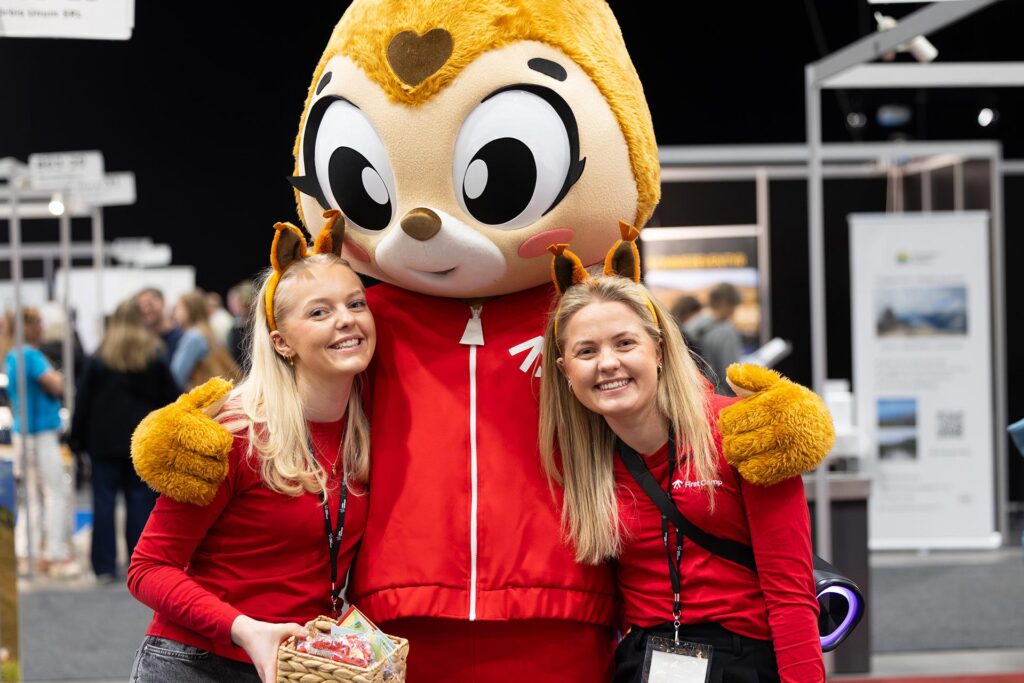 Maskot og to hjelpere på Travelxpo festivalen